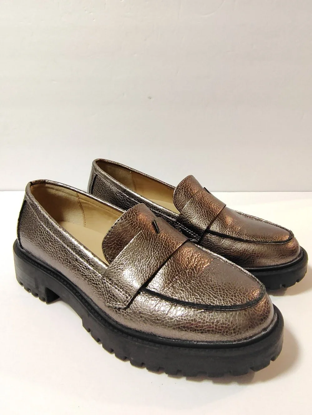 Banana Republic Vee Strap Leather Metallic Pewter Lug Sole Moc-Toe Lugg Loafer 7